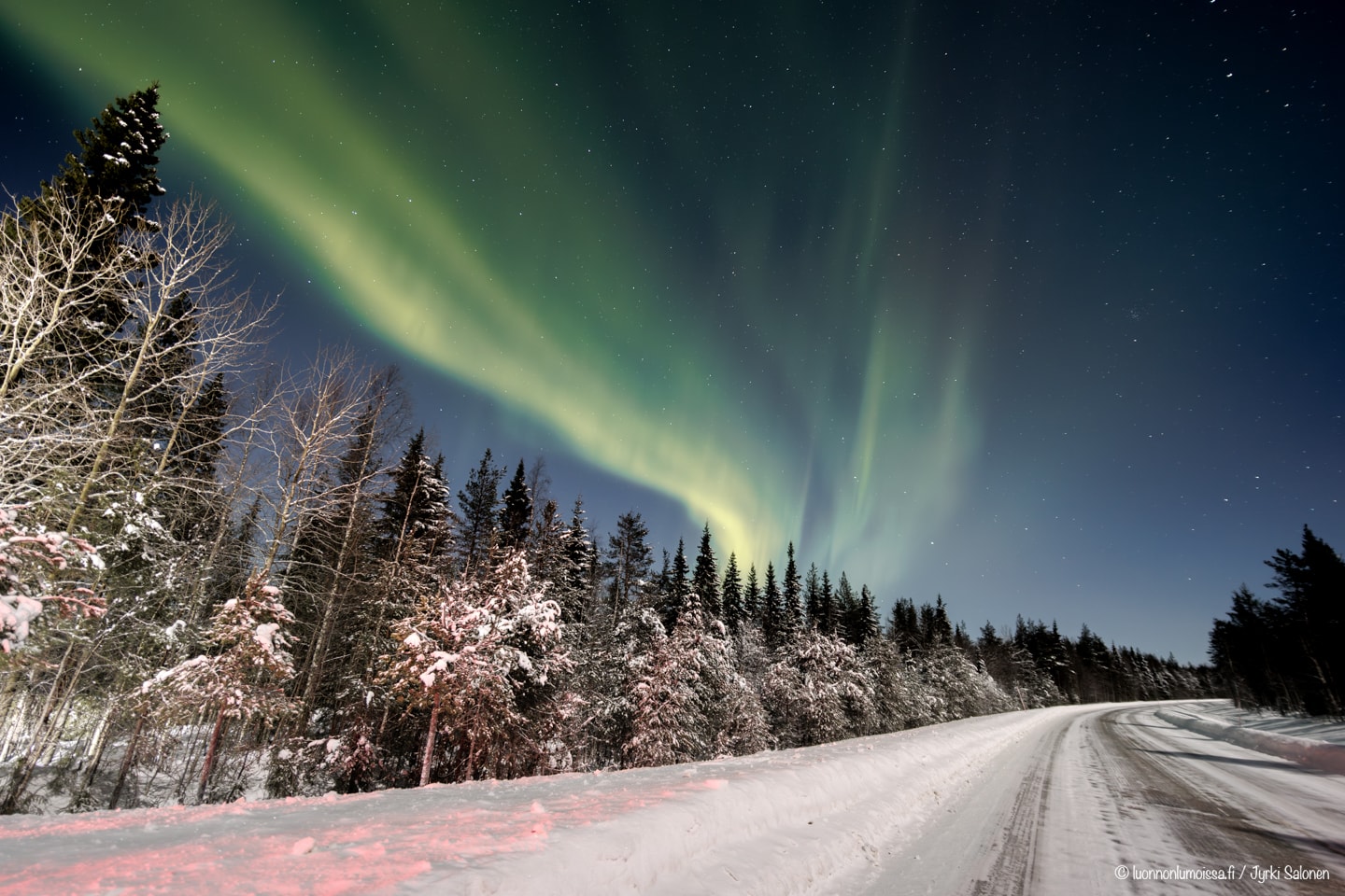 Taivaalla loistavat revontulet, hangessa oman pysäköidyn ja sammutetun automme perävalojen tervetuloa-animaatiot