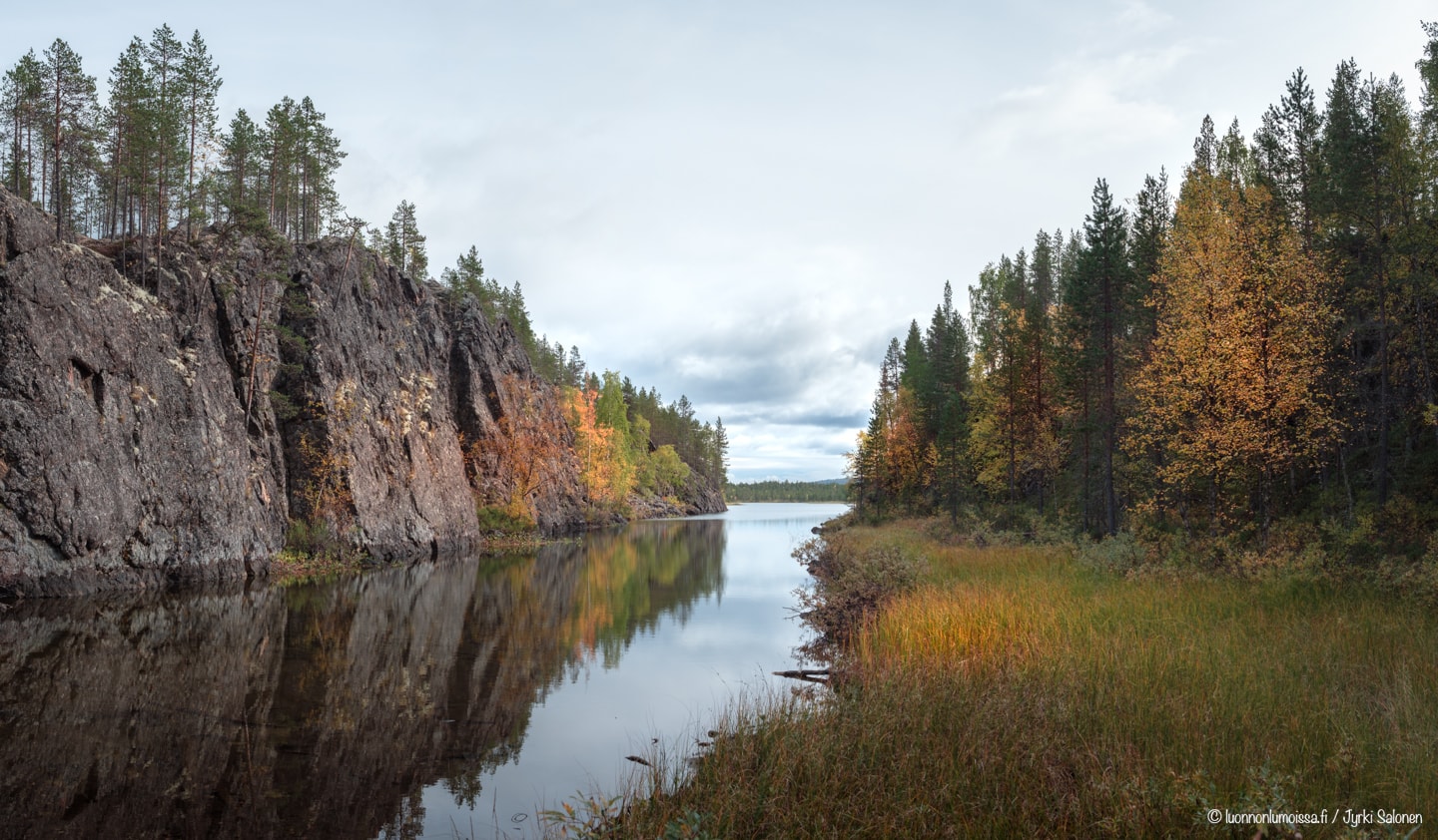 Ruskainen järvenlahti kallioiden välissä Nellimissä, Inarissa